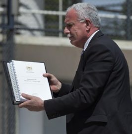 Le ministre palestinien des Affaires étrangères, Riyad al-Maliki, devant la CPI en 2015 (photo AP)