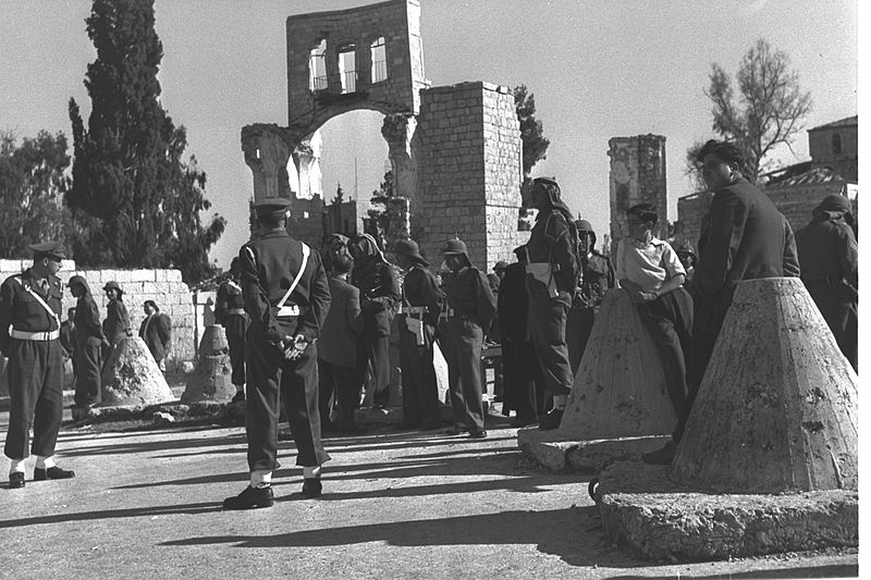 MANDELBAUM_GATE_BORDER_POST_IN_JERUSALEM,_BEFORE_THE_CROSSING_OF_CHRISTIAN_PILGRIMS (1) GPO