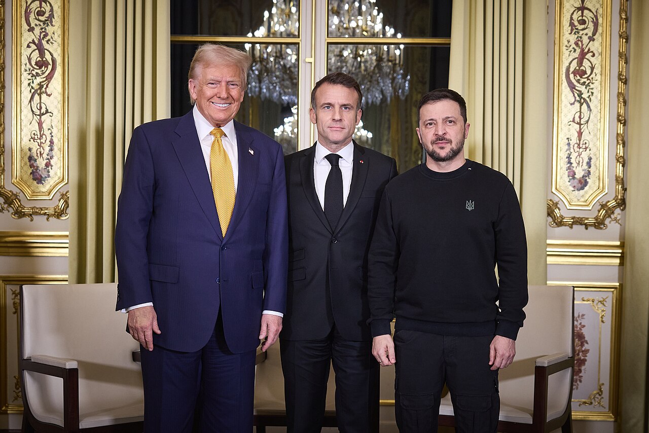 À Paris, le président ukrainien Volodymyr Zelenskyy a participé à une réunion trilatérale avec le président français Emmanuel Macron et le président élu américain Donald Trump.