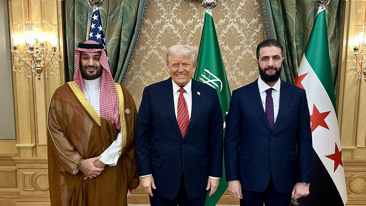 Muhammad Al-Sharaa en compagnie du président américain Donald Trump et du prince héritier d'Arabie saoudite Mohammed ben Salmane à Riyad, en Arabie saoudite, en mai 2025